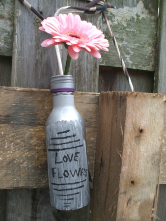 oud wijnflesje als bloemenvaasje